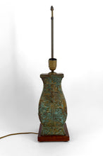 将图片加载到图库查看器,Importante lampe en bronze à patine vert de gris, style chinois archaïque– XXᵉ siècle