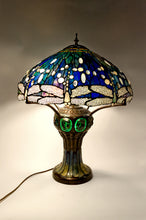 将图片加载到图库查看器,Importante lampe de salon Art Nouveau, Bronze patiné et Vitrail, d'après Tiffany Studios, Années 1980