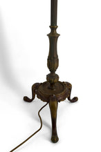 将图片加载到图库查看器,Lampadaire en bronze et abat jour en vitrail de style Tiffany – XXᵉ siècle