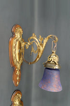 Загрузить изображение в средство просмотра галереи, Paire d'applique Rococo / Louis XV en bronze doré, socles en noyer et tulipes en verre, France, Circa 1900