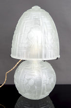 Загрузить изображение в средство просмотра галереи, Lampe champignon Art déco en verre pressé moulé, attribuée à Muller Frères, vers 1930