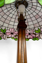 将图片加载到图库查看器,Lampadaire Arts & Crafts d’exception en bois sculpté et vitrail floral – vers 1920