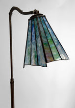 将图片加载到图库查看器,Lampadaire liseuse Art Déco en bronze et vitrail polychrome, Circa 1920