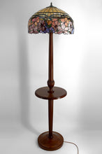 Загрузить изображение в средство просмотра галереи, Lampadaire Art Déco authentique en noyer sculpté & abat-jour vitrail style Tiffany, vers 1920