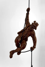 将图片加载到图库查看器,Exceptionnelle suspension « Tyrolien / Alpiniste », Sculpture figurative en bois – Forêt Noire, vers 1950