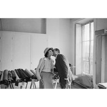 将图片加载到图库查看器,Miroir triptyque gainé de cuir provenant des Ateliers de Coco Chanel, Art Deco, France, Circa 1930