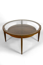 Lade das Bild in den Galerie-Viewer, Importante table basse scandinave Mid-Century en noyer et verre – Circa 1960 – Attribuée à Wilhelm Renz