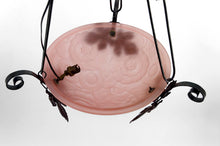 Charger l'image dans la galerie, Importante suspension / lustre en fer forgé à décor de vigne, vasque en verre rose pressé-moulé à décor de fleurs géométriques, Art Deco, France, circa 1930