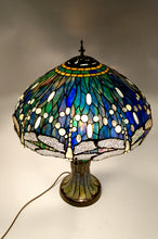 将图片加载到图库查看器,Importante lampe de salon Art Nouveau, Bronze patiné et Vitrail, d'après Tiffany Studios, Années 1980