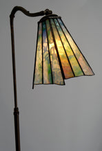 将图片加载到图库查看器,Lampadaire liseuse Art Déco en bronze et vitrail polychrome, Circa 1920