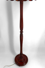 Загрузить изображение в средство просмотра галереи, Lampadaire Art Déco en noyer sculpté et abat-jour en vitrail style Tiffany – France, vers 1920