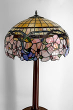 Загрузить изображение в средство просмотра галереи, Lampadaire Art Déco authentique en noyer sculpté & abat-jour vitrail style Tiffany, vers 1920