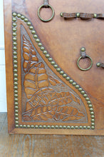 Загрузить изображение в средство просмотра галереи, Important porte-pipes en Cuir Repoussé, France, XXe