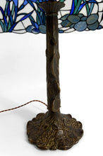 将图片加载到图库查看器,Exceptionnelle lampe de table Art Nouveau – Style Tiffany – Bronze sculpté & vitrail opalescent – Vers 1980