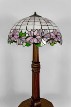将图片加载到图库查看器,Lampadaire Arts & Crafts d’exception en bois sculpté et vitrail floral – vers 1920