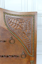 Загрузить изображение в средство просмотра галереи, Important porte-pipes en Cuir Repoussé, France, XXe
