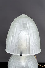 Загрузить изображение в средство просмотра галереи, Lampe champignon Art déco en verre pressé moulé, attribuée à Muller Frères, vers 1930