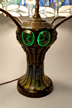 将图片加载到图库查看器,Importante lampe de salon Art Nouveau, Bronze patiné et Vitrail, d'après Tiffany Studios, Années 1980