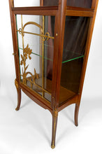 将图片加载到图库查看器,Vitrine Art Nouveau, Bronzes dorés sur un thème floral, France, vers 1900