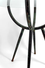 Загрузить изображение в средство просмотра галереи, Guéridon en métal patiné et plateau en verre, design moderniste, Italie, Circa 1960