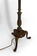 将图片加载到图库查看器,Lampadaire en bronze et abat jour en vitrail de style Tiffany – XXᵉ siècle