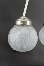 Загрузить изображение в средство просмотра галереи, Rare lustre Art déco à trois feux signé Muller Frères, modèle « Paons », Bronze nickelé, France, vers 1925