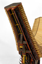 将图片加载到图库查看器,Grande maquette Tongkonan Toraja en bois sculpté et peint, Sulawesi / Indonésie, XXe