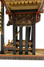 将图片加载到图库查看器,Grande maquette Tongkonan Toraja en bois sculpté et peint, Sulawesi / Indonésie, XXe