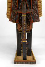 将图片加载到图库查看器,Grande maquette Tongkonan Toraja en bois sculpté et peint, Sulawesi / Indonésie, XXe