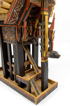 将图片加载到图库查看器,Grande maquette Tongkonan Toraja en bois sculpté et peint, Sulawesi / Indonésie, XXe