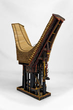 将图片加载到图库查看器,Grande maquette Tongkonan Toraja en bois sculpté et peint, Sulawesi / Indonésie, XXe