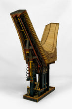 将图片加载到图库查看器,Grande maquette Tongkonan Toraja en bois sculpté et peint, Sulawesi / Indonésie, XXe