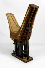 将图片加载到图库查看器,Grande maquette Tongkonan Toraja en bois sculpté et peint, Sulawesi / Indonésie, XXe