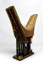 将图片加载到图库查看器,Grande maquette Tongkonan Toraja en bois sculpté et peint, Sulawesi / Indonésie, XXe