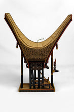 将图片加载到图库查看器,Grande maquette Tongkonan Toraja en bois sculpté et peint, Sulawesi / Indonésie, XXe