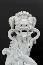 将图片加载到图库查看器,Paire d'Importants Lions Gardiens / Chiens Fo / Shizi, Céramique à émail blanc craquelé, Chine, Dynastie Qing, XIXe