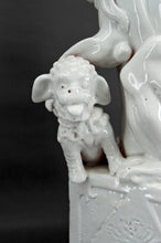 将图片加载到图库查看器,Paire d'Importants Lions Gardiens / Chiens Fo / Shizi, Céramique à émail blanc craquelé, Chine, Dynastie Qing, XIXe