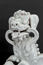 将图片加载到图库查看器,Paire d'Importants Lions Gardiens / Chiens Fo / Shizi, Céramique à émail blanc craquelé, Chine, Dynastie Qing, XIXe