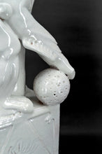 将图片加载到图库查看器,Paire d'Importants Lions Gardiens / Chiens Fo / Shizi, Céramique à émail blanc craquelé, Chine, Dynastie Qing, XIXe