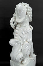 将图片加载到图库查看器,Paire d'Importants Lions Gardiens / Chiens Fo / Shizi, Céramique à émail blanc craquelé, Chine, Dynastie Qing, XIXe