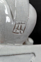 将图片加载到图库查看器,Paire d'Importants Lions Gardiens / Chiens Fo / Shizi, Céramique à émail blanc craquelé, Chine, Dynastie Qing, XIXe