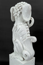 将图片加载到图库查看器,Paire d'Importants Lions Gardiens / Chiens Fo / Shizi, Céramique à émail blanc craquelé, Chine, Dynastie Qing, XIXe