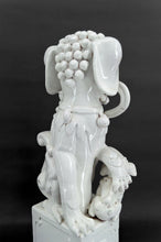 将图片加载到图库查看器,Paire d'Importants Lions Gardiens / Chiens Fo / Shizi, Céramique à émail blanc craquelé, Chine, Dynastie Qing, XIXe