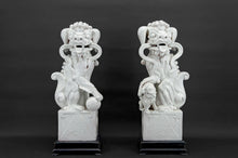 将图片加载到图库查看器,Paire d'Importants Lions Gardiens / Chiens Fo / Shizi, Céramique à émail blanc craquelé, Chine, Dynastie Qing, XIXe