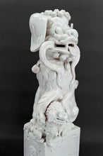 将图片加载到图库查看器,Paire d'Importants Lions Gardiens / Chiens Fo / Shizi, Céramique à émail blanc craquelé, Chine, Dynastie Qing, XIXe