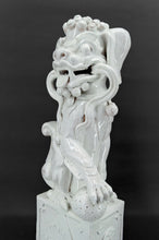 将图片加载到图库查看器,Paire d'Importants Lions Gardiens / Chiens Fo / Shizi, Céramique à émail blanc craquelé, Chine, Dynastie Qing, XIXe