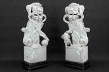 将图片加载到图库查看器,Paire d'Importants Lions Gardiens / Chiens Fo / Shizi, Céramique à émail blanc craquelé, Chine, Dynastie Qing, XIXe