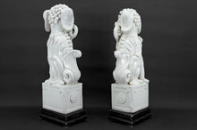 将图片加载到图库查看器,Paire d'Importants Lions Gardiens / Chiens Fo / Shizi, Céramique à émail blanc craquelé, Chine, Dynastie Qing, XIXe