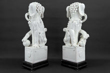 将图片加载到图库查看器,Paire d'Importants Lions Gardiens / Chiens Fo / Shizi, Céramique à émail blanc craquelé, Chine, Dynastie Qing, XIXe