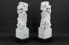 将图片加载到图库查看器,Paire d'Importants Lions Gardiens / Chiens Fo / Shizi, Céramique à émail blanc craquelé, Chine, Dynastie Qing, XIXe